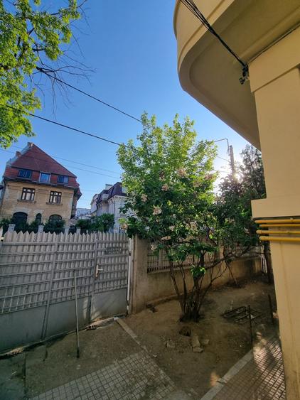 Dacia - 3 Camere - Garaj - Curte - 35