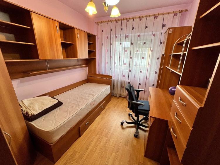 INCHIRIEZ apartament 4 camere decomandat, zona Vasile Aaron - 6