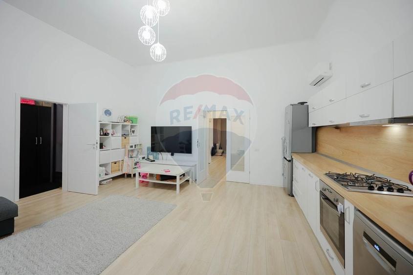 Apartament cu 3 camere de vânzare, clădire istorică, ultracentral - 11