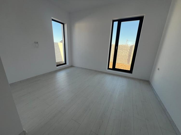 Casa individuala pe parter cu 4 camere // 2 bai // panouri 3 Kw - 10