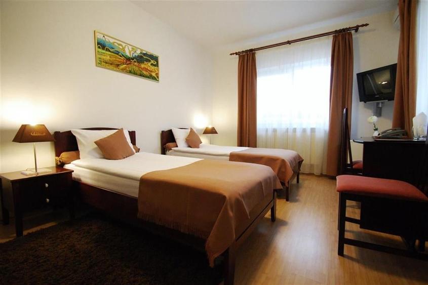 Pensiune, afacere la cheie, cu 10 camere la 10 minute de centru orasului - 7