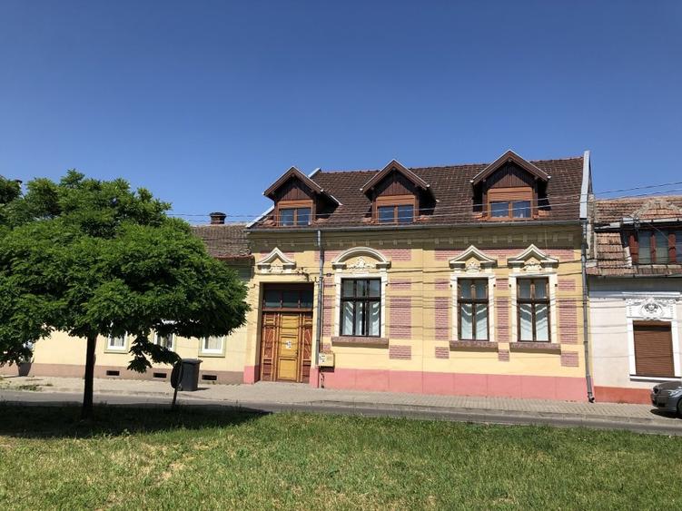 Lunei,casa multifunctionala. - 1