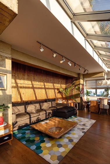 Penthouse cu un intreg perete doar din geamuri, dar si cu jacuzzi, terasa, gazon - 3