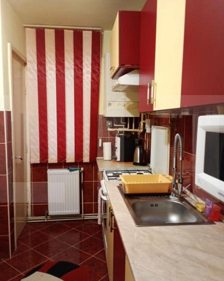 Apartament de vanzare, cu 3 camere, decomandat, 65 mp, carti - 3