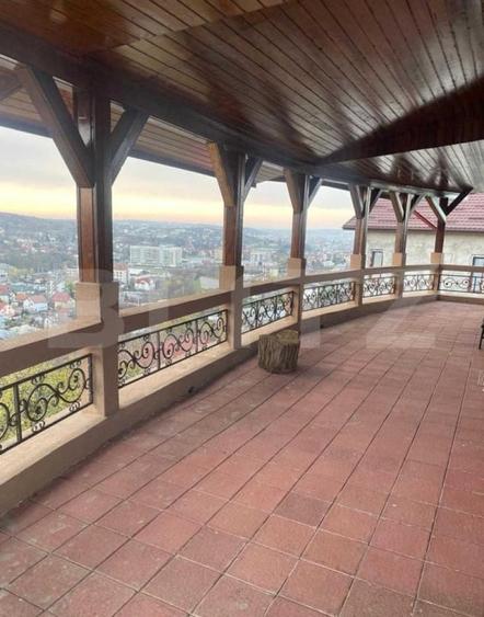 Casă individuală cu 7 camere cu Canalizare în Bucium