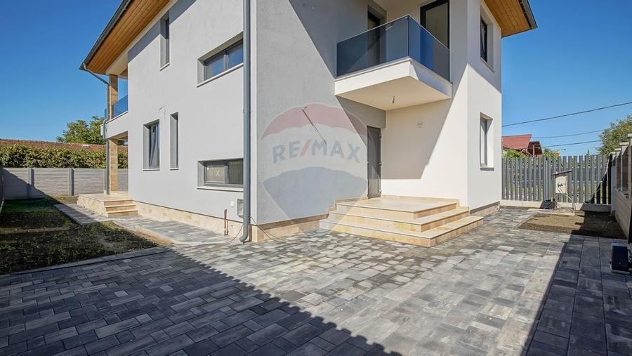 Casa / Vila cu 5 camere de vanzare - 1