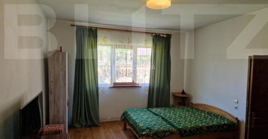 Casa de vanzare, cu 3 camere, doua bucatarii+teren in Simeri