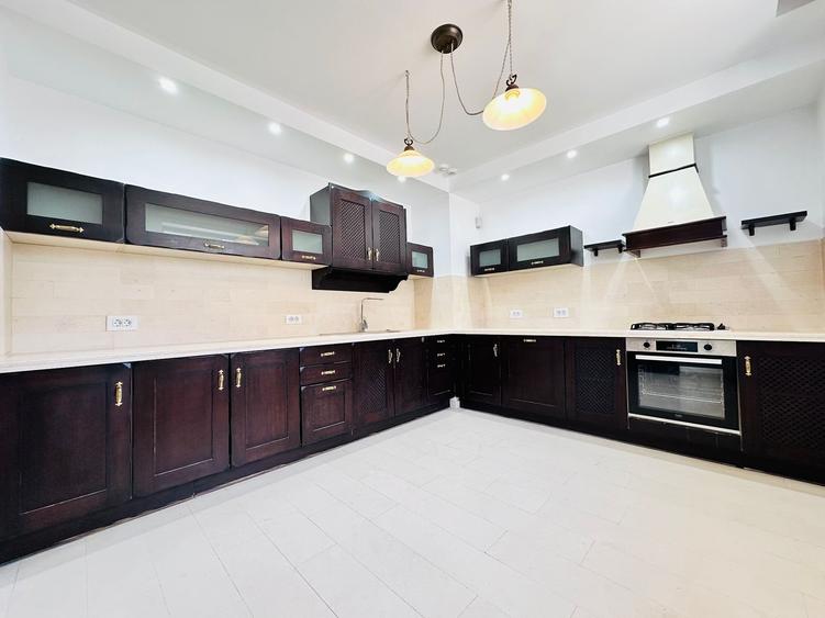 Duplex cu 9 camere cu Canalizare în Central