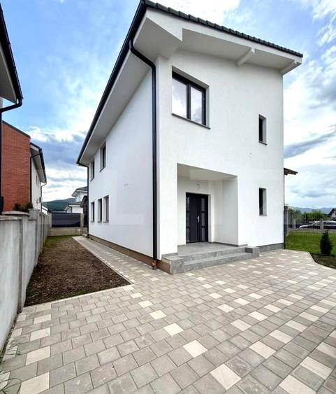 Duplex cu 4 camere cu Canalizare în Micești