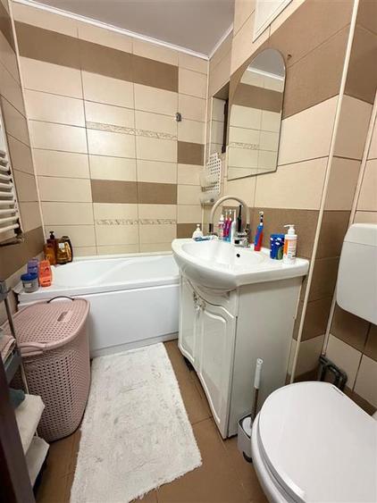 Apartament cu 3 camere semidecomandat în Podu Roș
