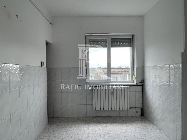 Apartament cu 3 camere semidecomandat în Central