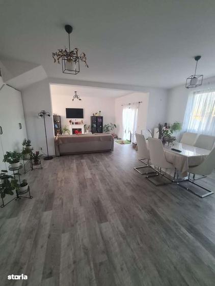 Casă cu 4 camere în Cârcea