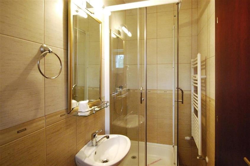 Pensiune, afacere la cheie, cu 10 camere la 10 minute de centru orasului - 14