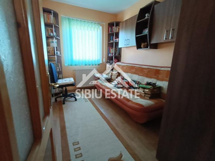 Apartament de vanzare cu 3 camere, decomandat -55 mp. balcon, pivnita - 19