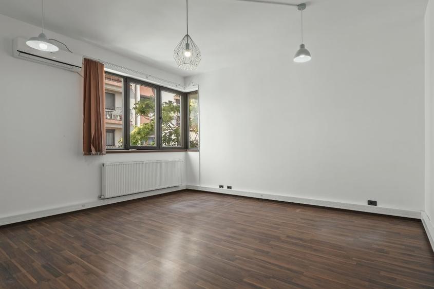 Casă cu 6 camere cu Canalizare în Crângași