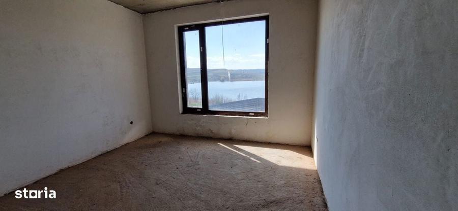 Vand vila la rosu cu teren 2700mp - 8