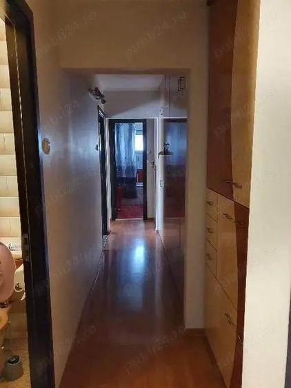 Inchiriez apartament cu trei camere complet mobilat , cu loc de parcare strada Numarului Oradea - 6