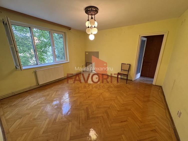 Etaj 2. Centrala proprie. La 400 m de Opera. Disponibil imediat.