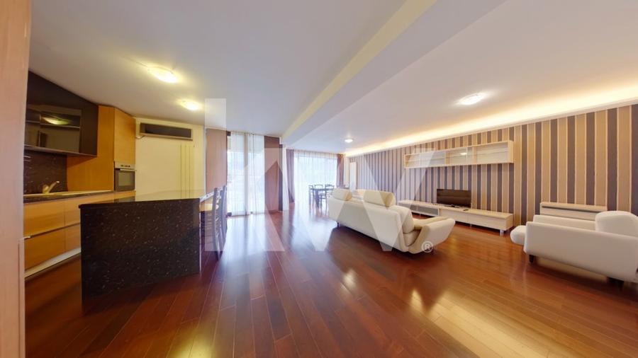 Închiriere apartament 4 camere, acces la parcare cu barieră, strada De Mijloc - 1