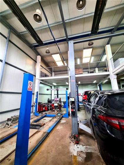 Service auto complet echipat, la cheie – 4 posturi lucru, elevatoare 3t si 5t. Z - 3