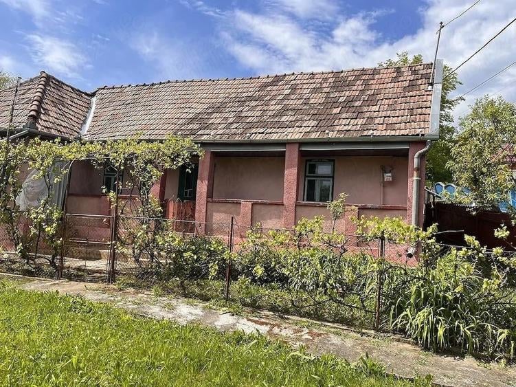 Casa cu 3 camere, curte mare 1600 mp ?i utilita?i complete in Com.Cucerdea Mures - 1