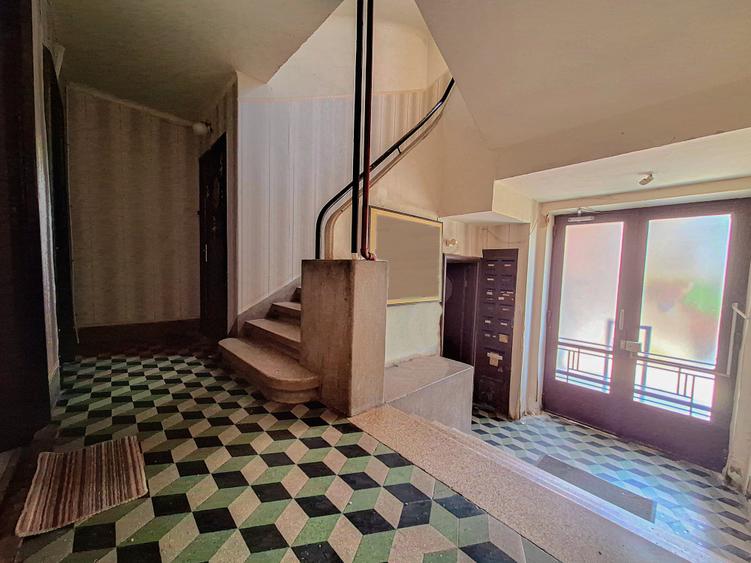 Apartament central cu terasa, o proprietate cu caracter unic și echilibrat. - 1