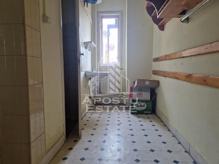 Casa familiala cu spatiu comercial si garaj P+1E+M 720 Mp - 58
