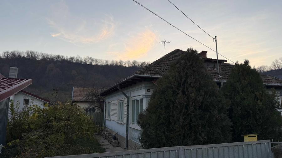 Casa batraneasca + teren de vanzare in Targu Ocna, strada Tisesti - 2