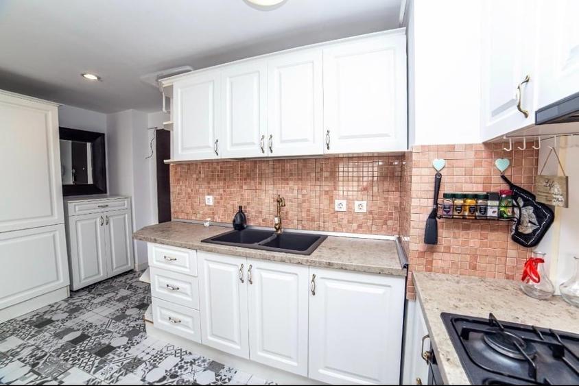 Apartament cu 3 camere semidecomandat, mobilat în Doamna Ghica