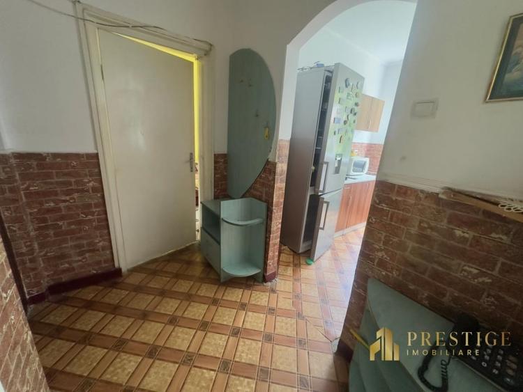 Apartament cu 3 camere semidecomandat, mobilat în Rogerius