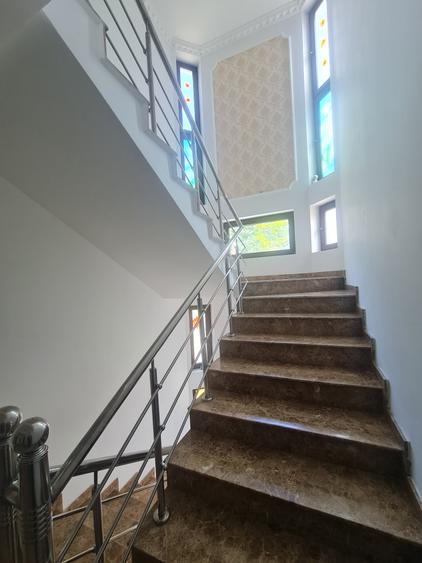 Casă individuală cu 12 camere cu Canalizare în Furnica