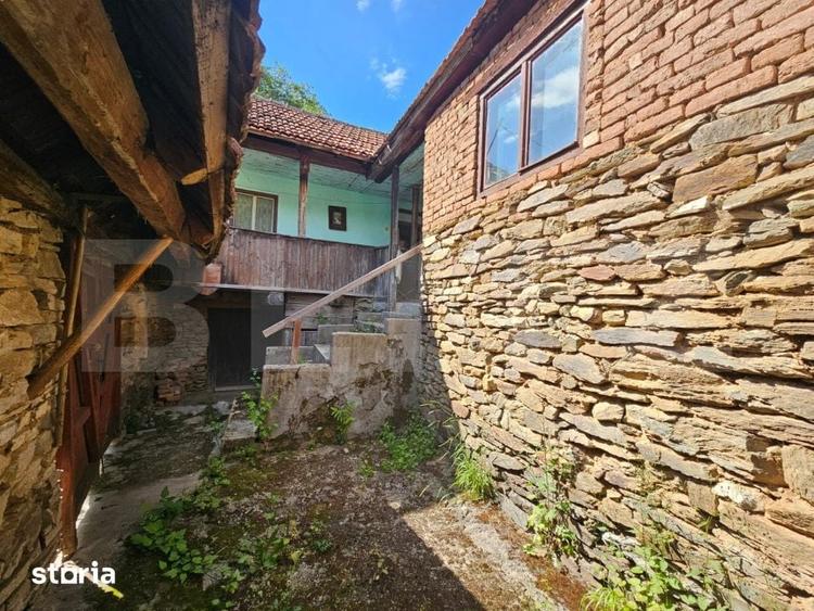 Casă cu 3 camere semidecomandat cu Teren 1343 Mp în Săsciori