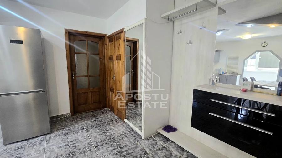Apartament de vanzare cu 3 camere, decomandat,centrala proprie,Lipovei - 15