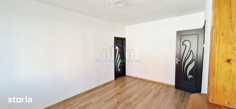 Apartament cu 3 camere semidecomandat în Craiovița Nouă
