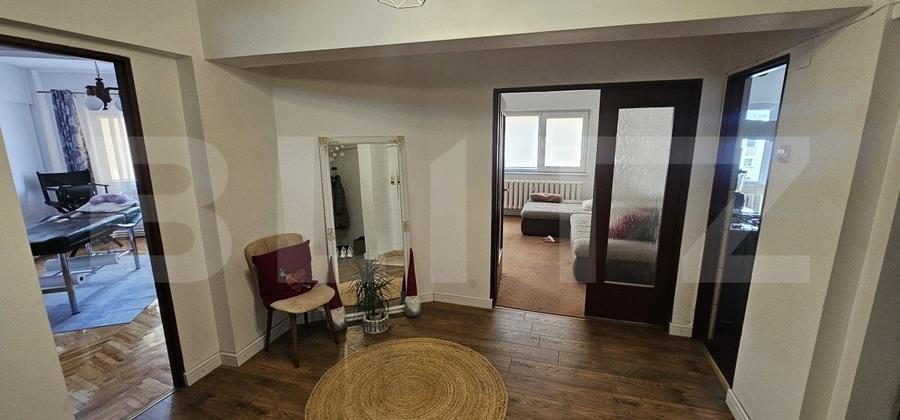 Apartament cu 5 camere decomandat, mobilat în Trident