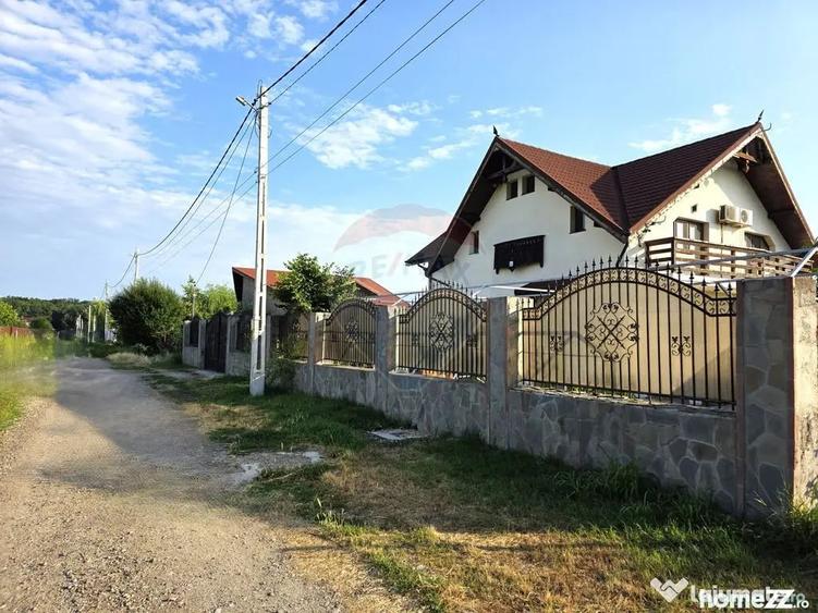 Casă cu 4 camere cu Teren 680 Mp în Spătaru