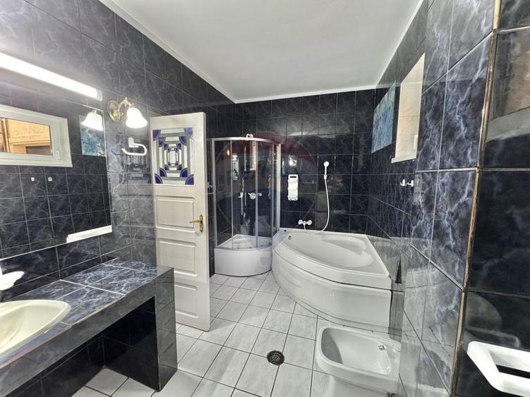 Casă individuală cu 7 camere cu Teren 100 Mp în Domenii