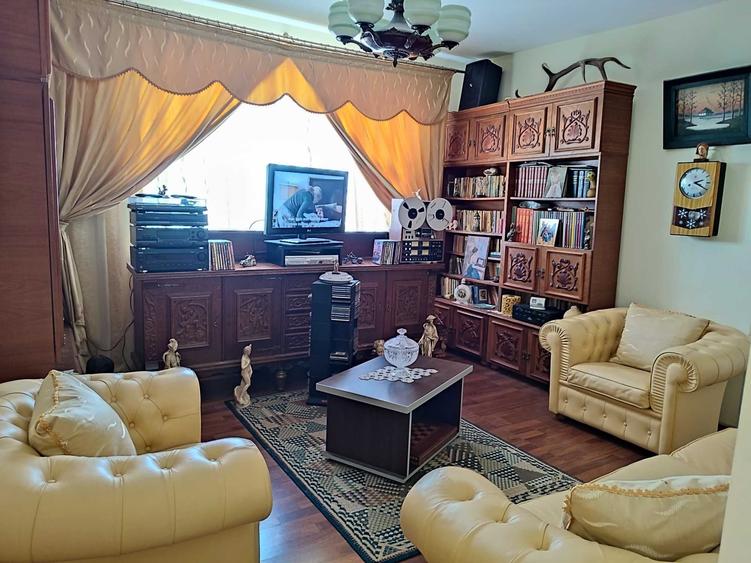 Apartament cu 3 camere semidecomandat în Central