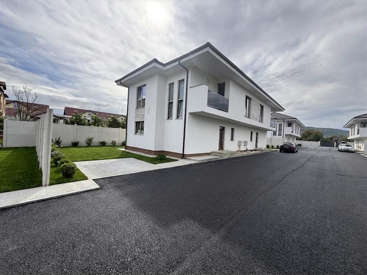 Duplex cu 4 camere cu Canalizare în Florești