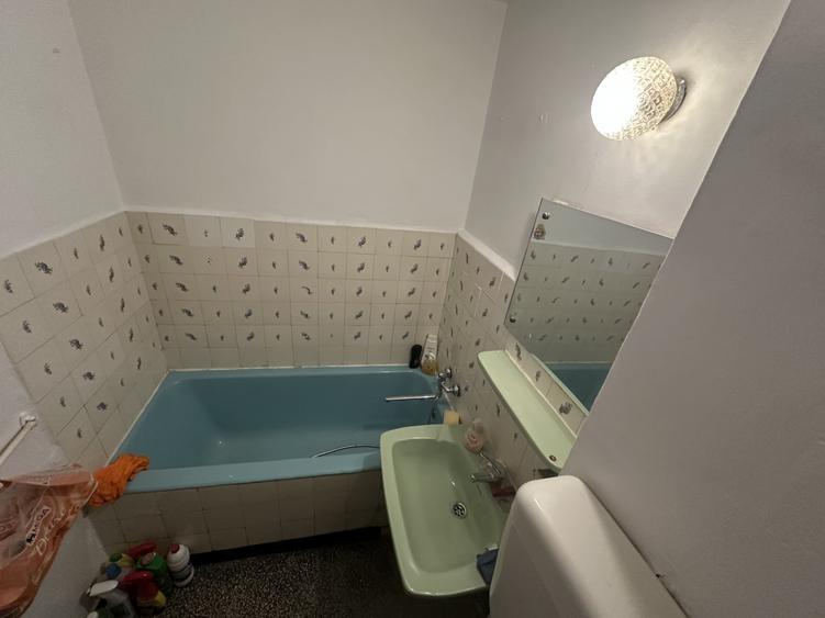 Apartament cu 3 camere semidecomandat în Berceni