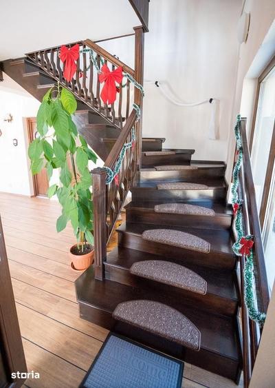 Casă cu 9 camere cu Teren 1004 Mp în Central