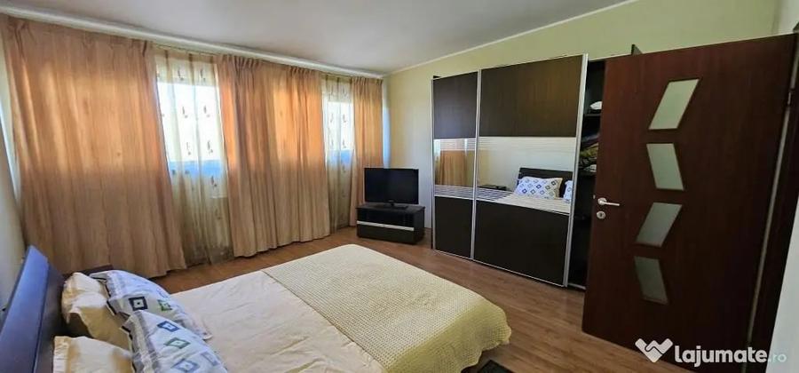 Apartament cu 5 camere decomandat în Micro 20