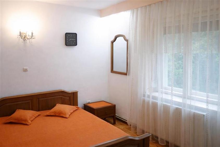 Nivel in vila, cu intrare si gradina proprie, loc parcare, Central, Brasov - 2
