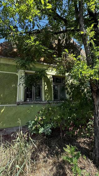 Casa veche la ?ara trebuie daramata chiar . Se vinde pentru teren 900 mp casa plus gradina - 3