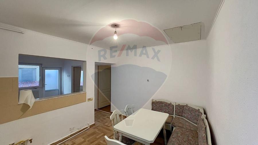 Apartament cu 4 camere semidecomandat, mobilat în Central