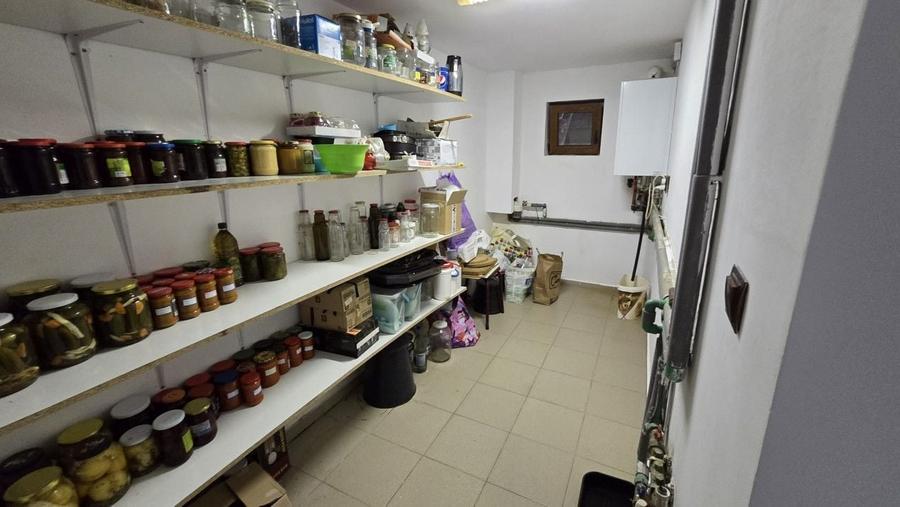 Casă individuală cu 5 camere cu Canalizare în Sud-Est