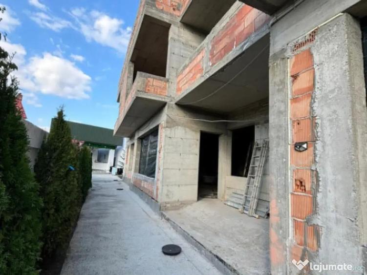 3 imobile distincte pozi?ionate intr-o curte cu teren de 7 - 5