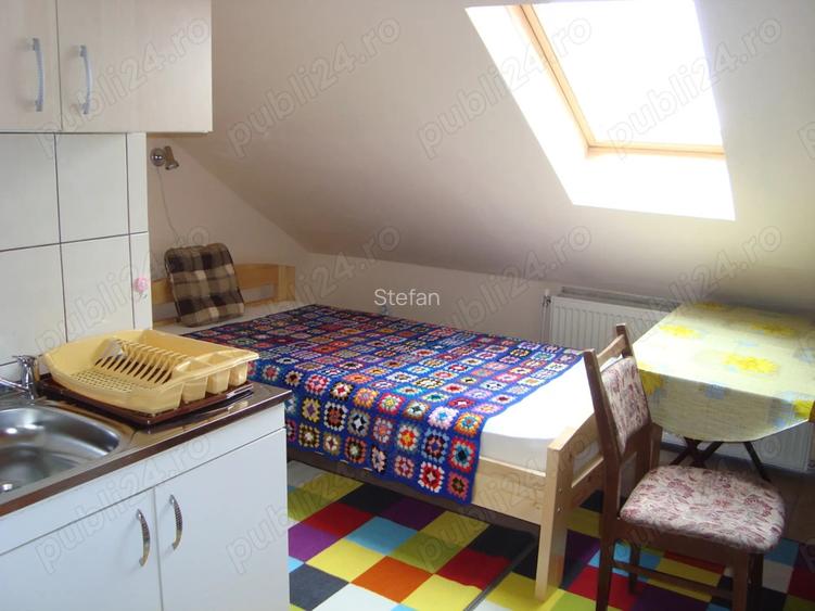 Dau in chirie o camera si baie la casa in mansarda pentru o persoana