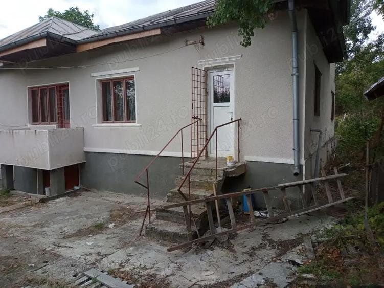 casa 6 camere, parter inalt, beci+garaj,constructie 1995, incalzire centrala l teren intravilan 1,5h - 1