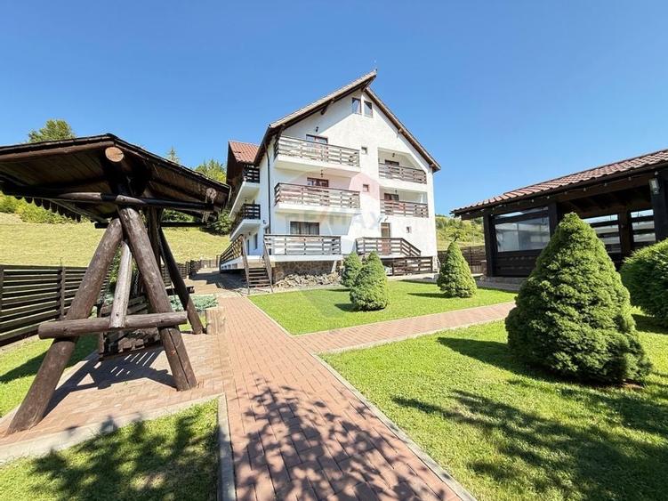 Pensiune cu 14 camere de vanzare Bucovina langa partia Pojorata Malini - 1
